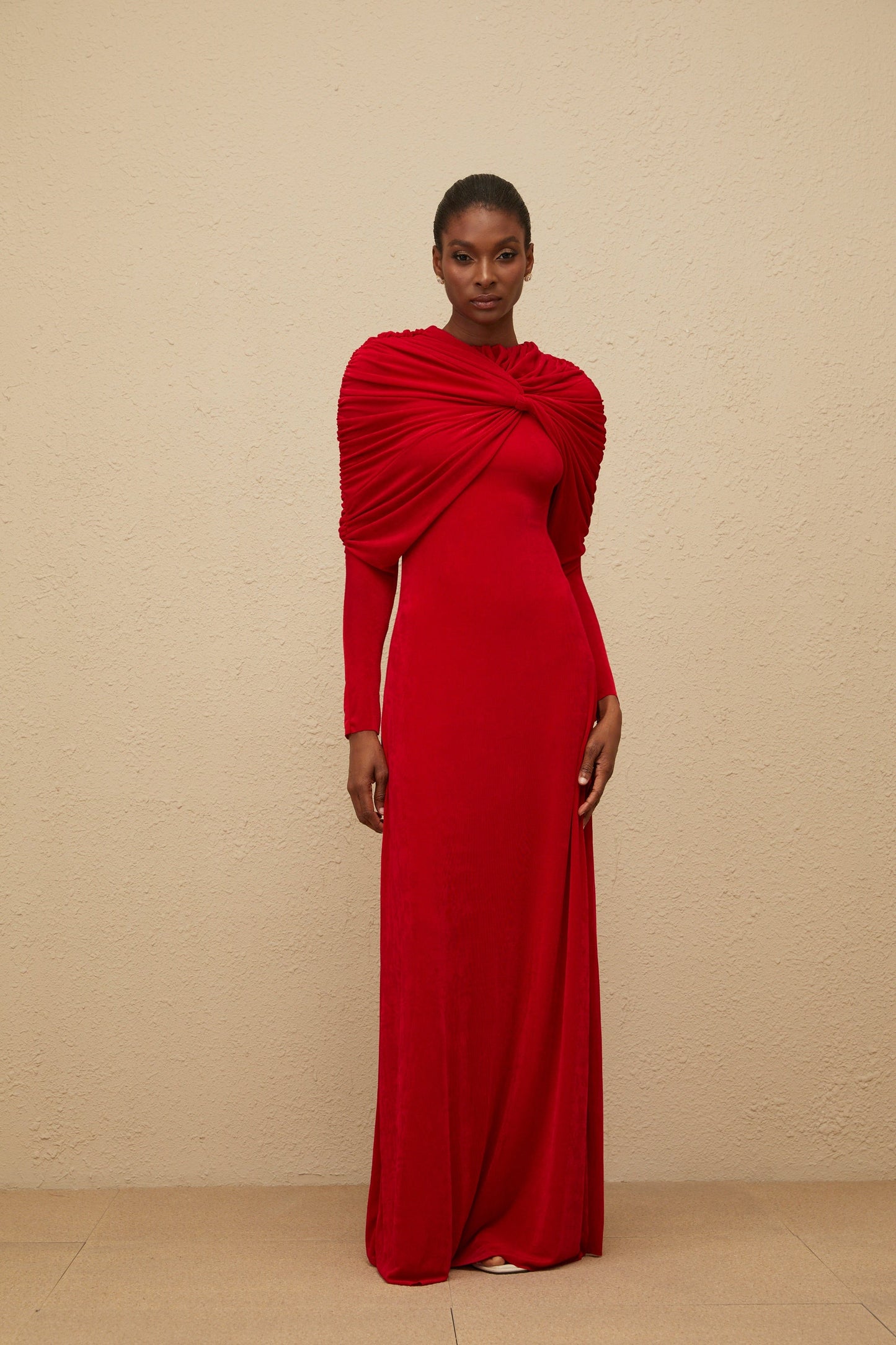 Moderne Red Cape-Design Ruched Maxi Dress