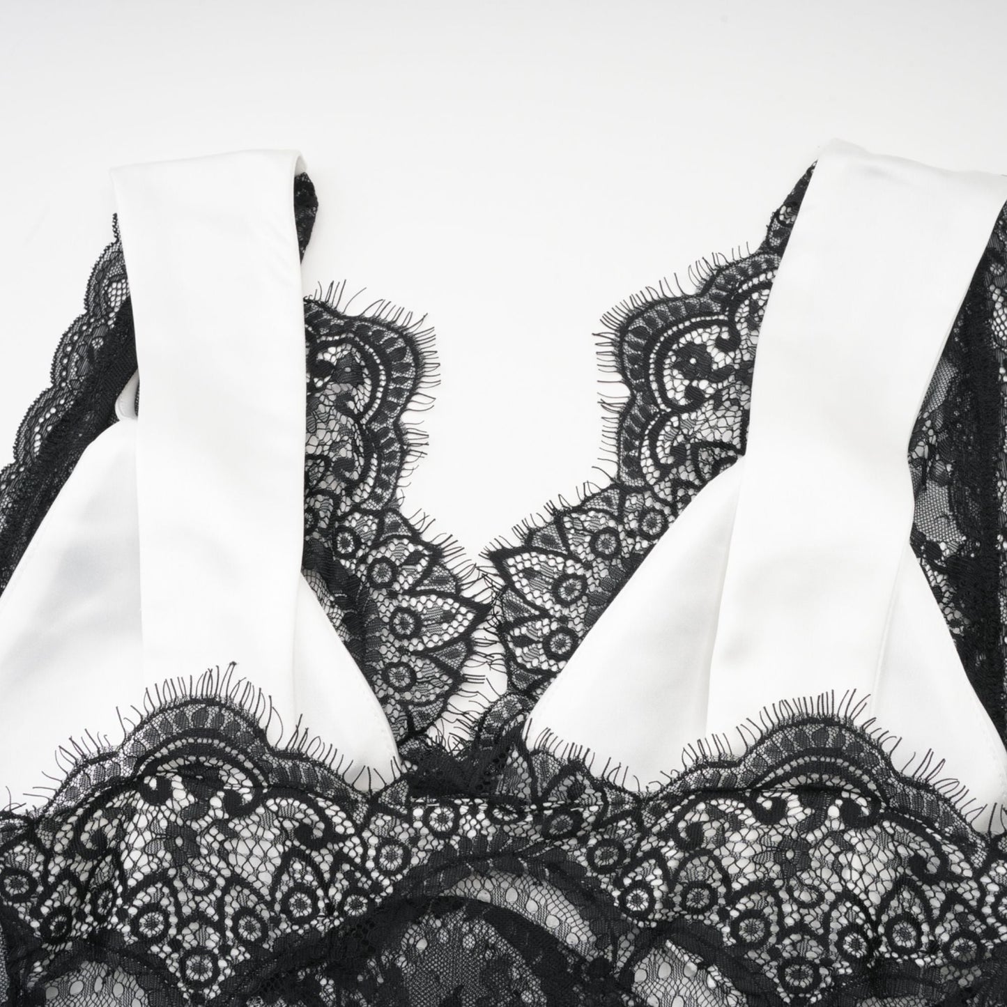 Éléonore contrast-color lace-detail maxi dress