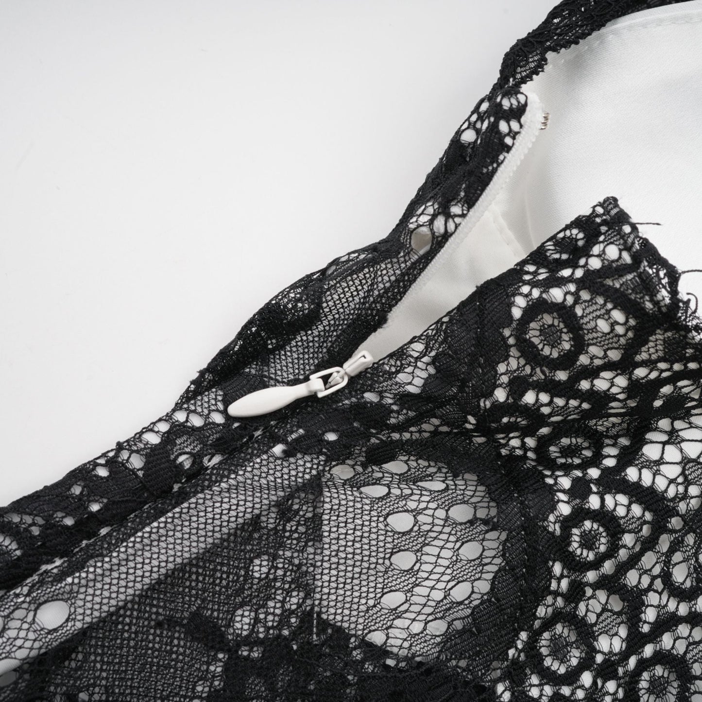 Éléonore contrast-color lace-detail maxi dress