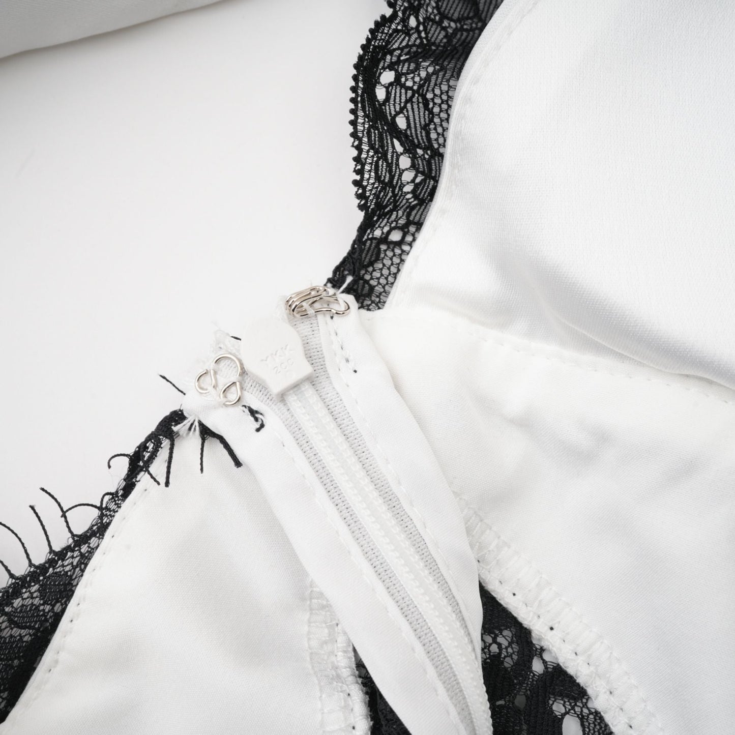 Éléonore contrast-color lace-detail maxi dress