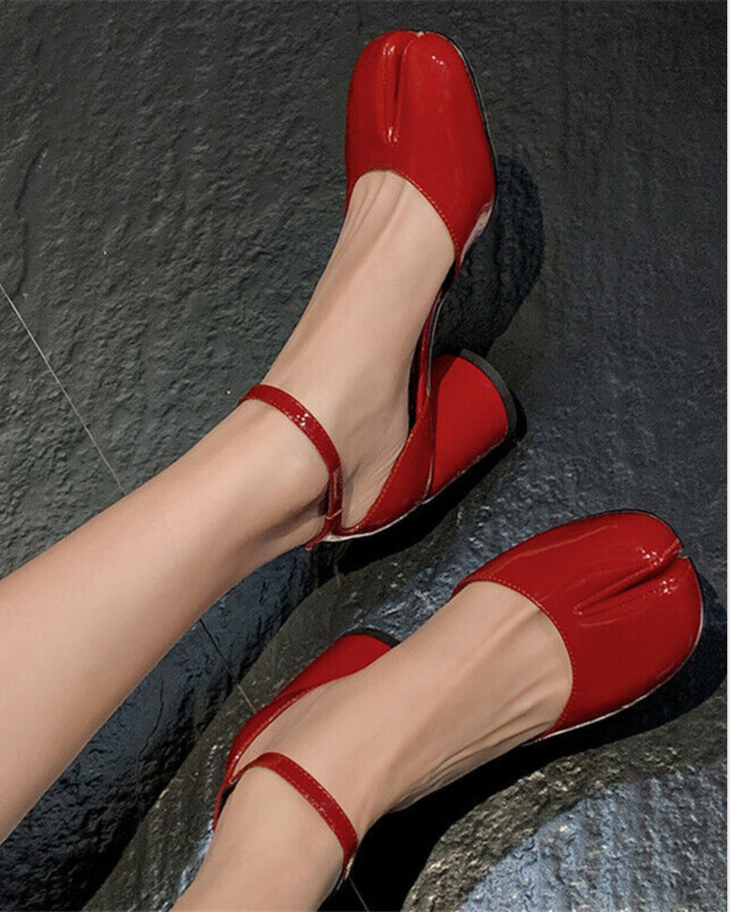 Fiore Strap Tabi Pumps In Red