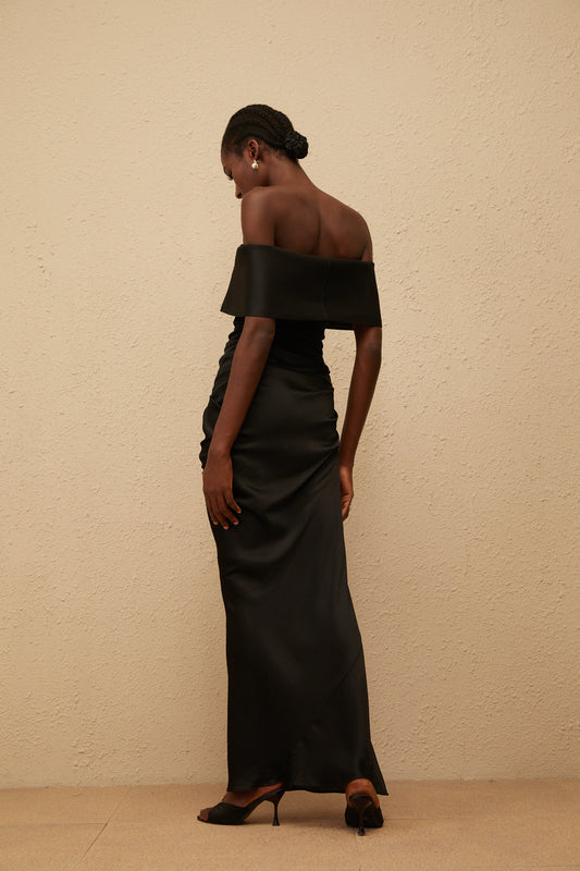 Éther Black Off-Shoulder Satin Maxi Dress