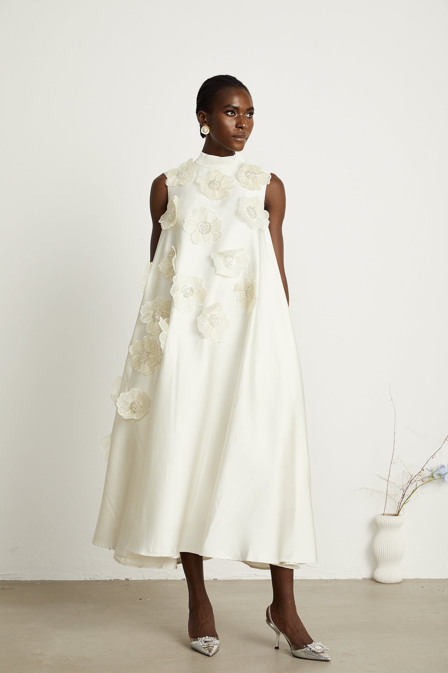 Émilie sleeveless floral-applique midi dress in White