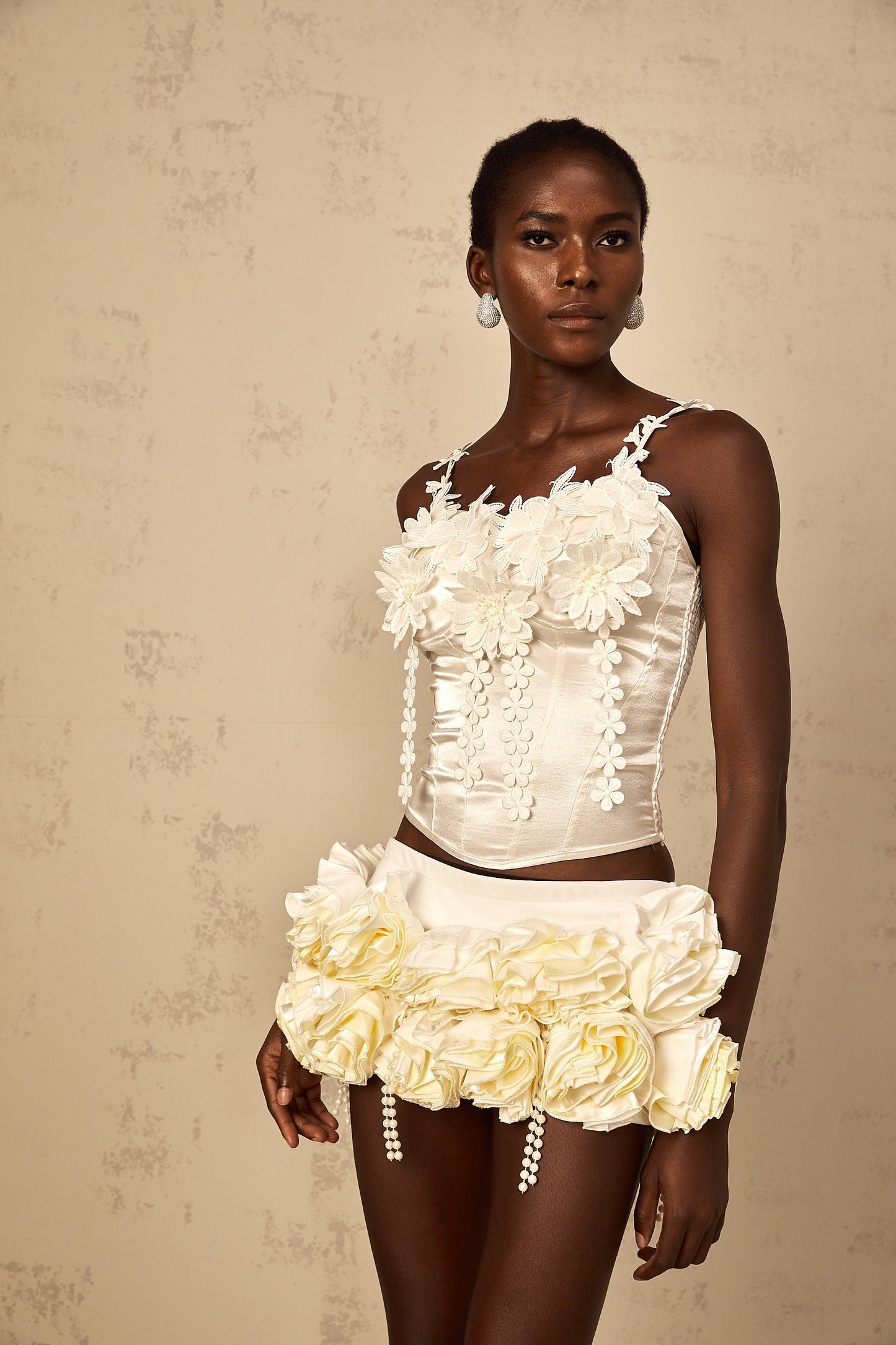Mélina white floral-embroidered cropped top