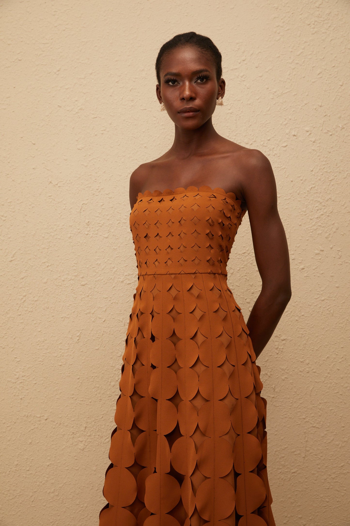 Daphné Brown Off Shoulder Scalloped Midi Dress