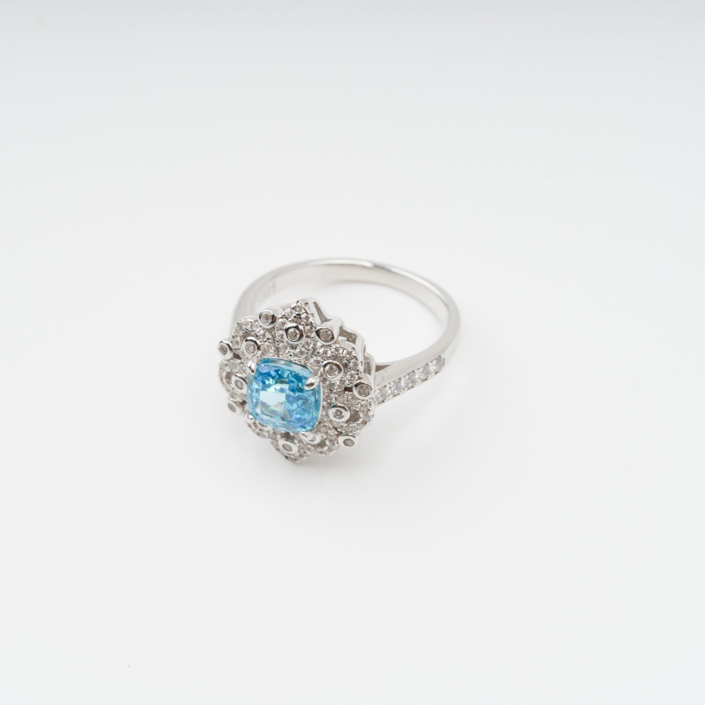 Énigme Blue Cushion Cut Gemstone Sterling Silver Ring